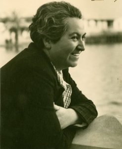 Gabriela_Mistral_sonriendo_ca._1938_(cropped)